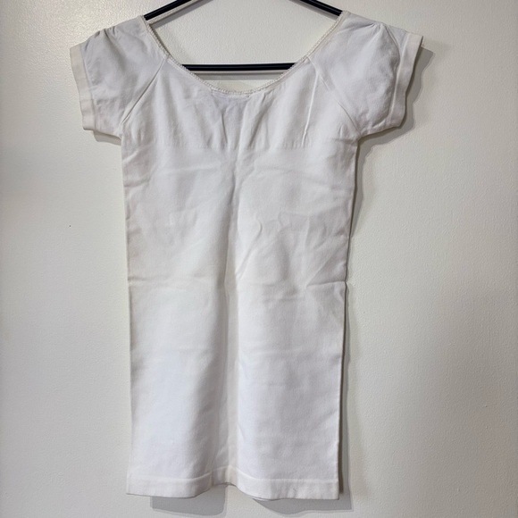 🎉4/30$🎉 White Cap Sleeve Fitted Top – Size M/L, NWT 🤍 - Picture 4 of 4